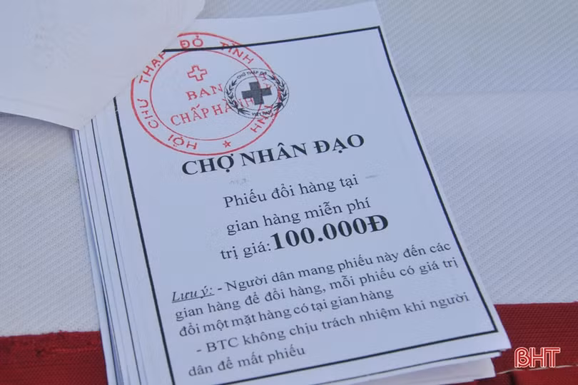 “Chợ nhân đạo” trao 125 suất quà cho người nghèo Thạch Hà