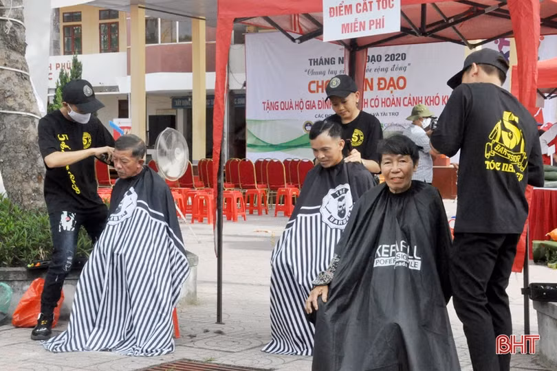 “Chợ nhân đạo” trao 125 suất quà cho người nghèo Thạch Hà