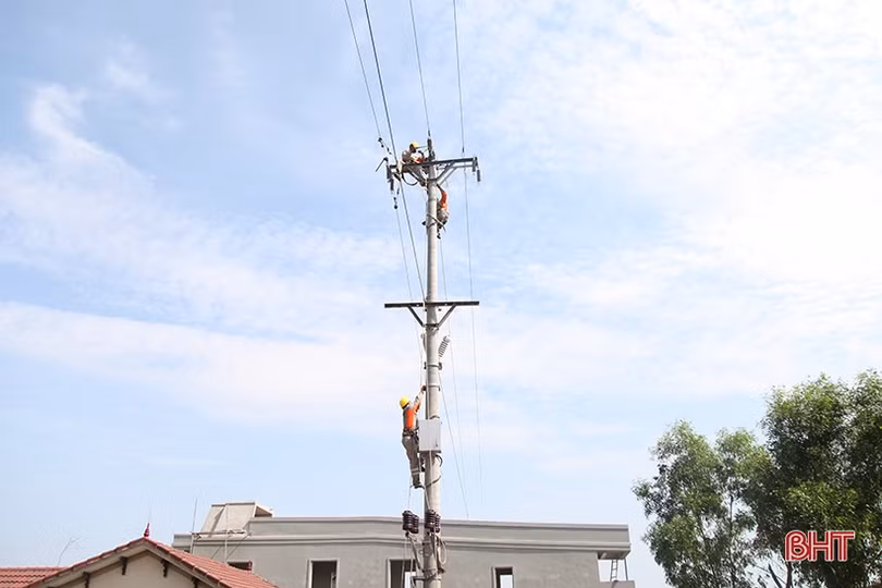 Điện lực Hà Tĩnh diễn tập “giải cứu” lưới điện bị thiên tai phá hỏng ở Nghi Xuân