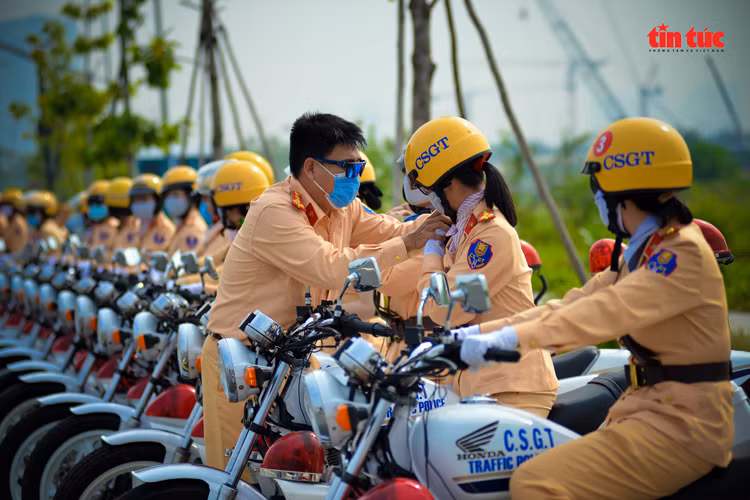 Những “bóng hồng” CSGT trình diễn điêu luyện mô tô phân khối lớn