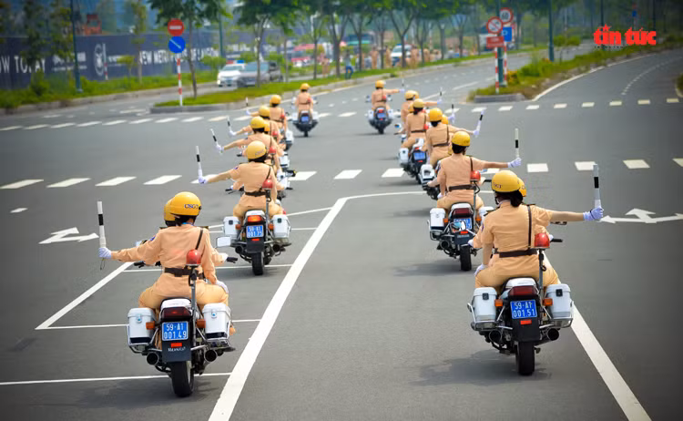 Những “bóng hồng” CSGT trình diễn điêu luyện mô tô phân khối lớn