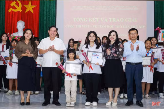 Nữ sinh chuyên Toán chinh phục "sân chơi" văn chương