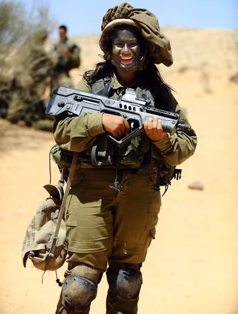 Các cô gái xinh đẹp của quân đội Israel trên sa mạc nóng bỏng