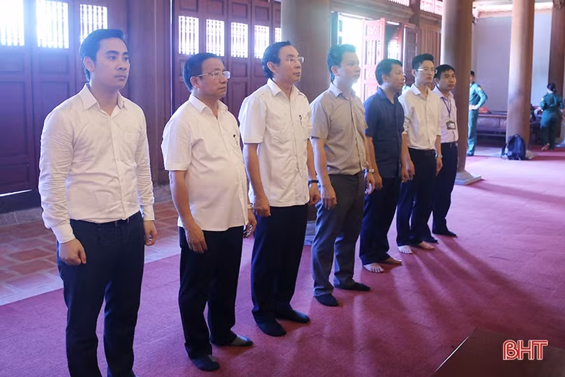 Chánh Văn phòng Trung ương Đảng Nguyễn Văn Nên dâng hương tại Ngã ba Đồng Lộc
