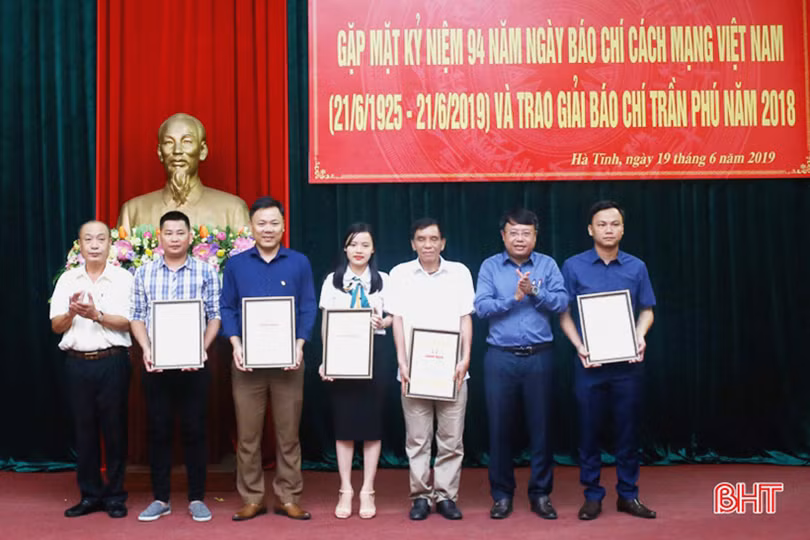 Hà Tĩnh gặp mặt các cơ quan báo chí và trao Giải Báo chí Trần Phú năm 2018