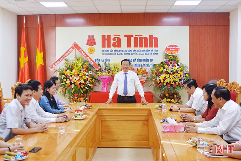 Lãnh đạo tỉnh chúc mừng các cơ quan báo chí Hà Tĩnh