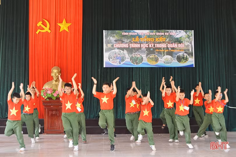 Nhiều cung bậc cảm xúc trong lễ chia tay các chiến sỹ “nhí” sau học kỳ trong quân đội