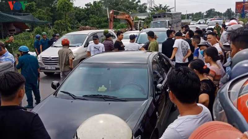 Vụ giang hồ “vây” xe công an: 4 đối tượng bị bắt, đình chỉ 2 cán bộ