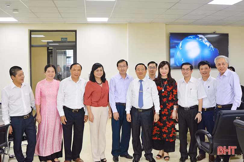 Lãnh đạo tỉnh chúc mừng các cơ quan báo chí Hà Tĩnh