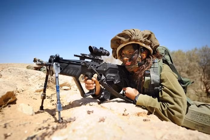 Các cô gái xinh đẹp của quân đội Israel trên sa mạc nóng bỏng