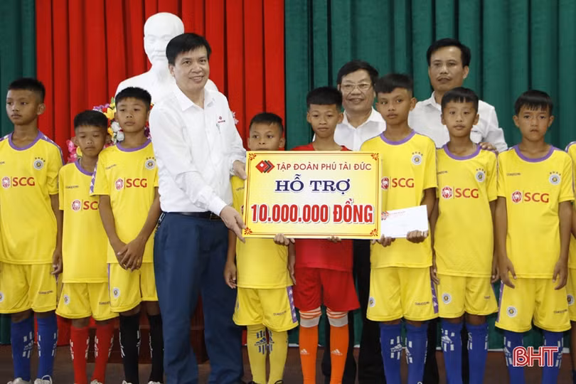  Đội Hà Tĩnh lên đường tham dự Giải bóng đá Quốc gia dành cho trẻ em có hoàn cảnh đặc biệt