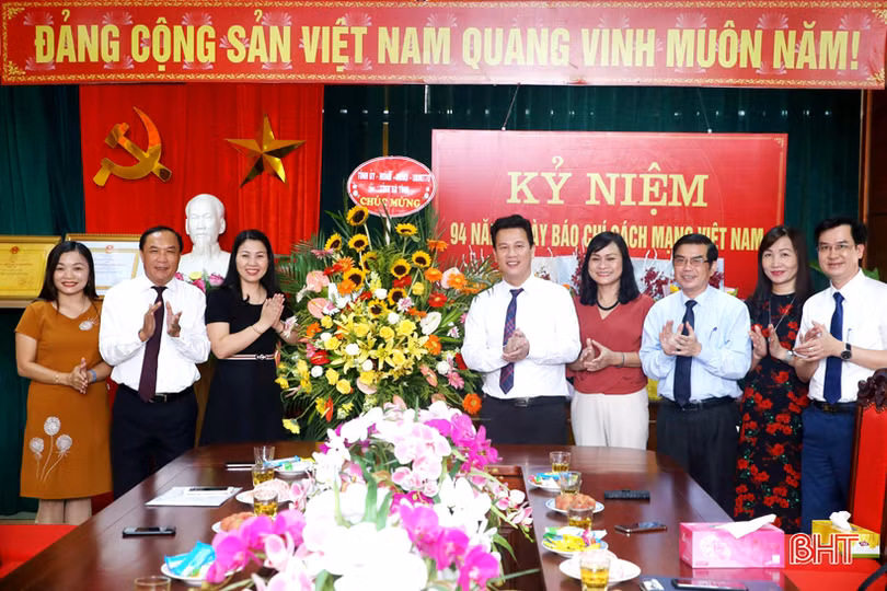 Lãnh đạo tỉnh chúc mừng các cơ quan báo chí Hà Tĩnh