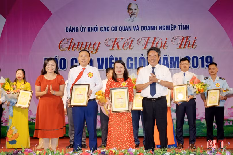 13 thí sinh các cơ quan và doanh nghiệp Hà Tĩnh thi báo cáo viên giỏi