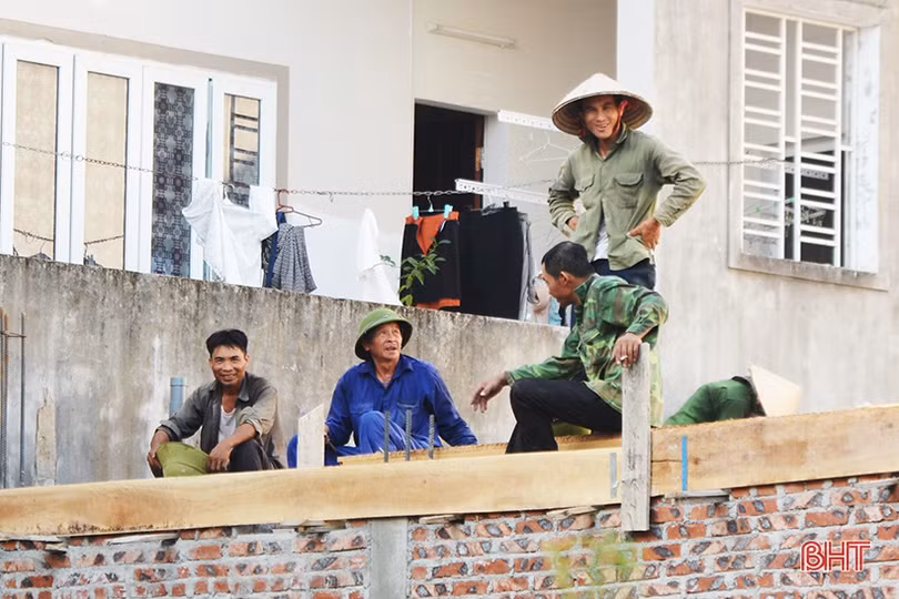 Thợ xây “phơi mình” dưới nắng như đổ lửa ở Hà Tĩnh