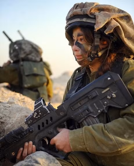 Các cô gái xinh đẹp của quân đội Israel trên sa mạc nóng bỏng