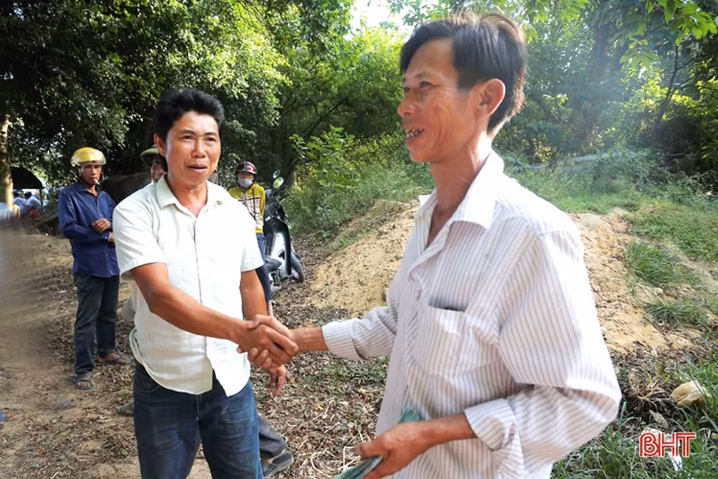 Phiên chợ trâu bò dưới chân cầu Sông Trí - nét quê trong lòng đô thị