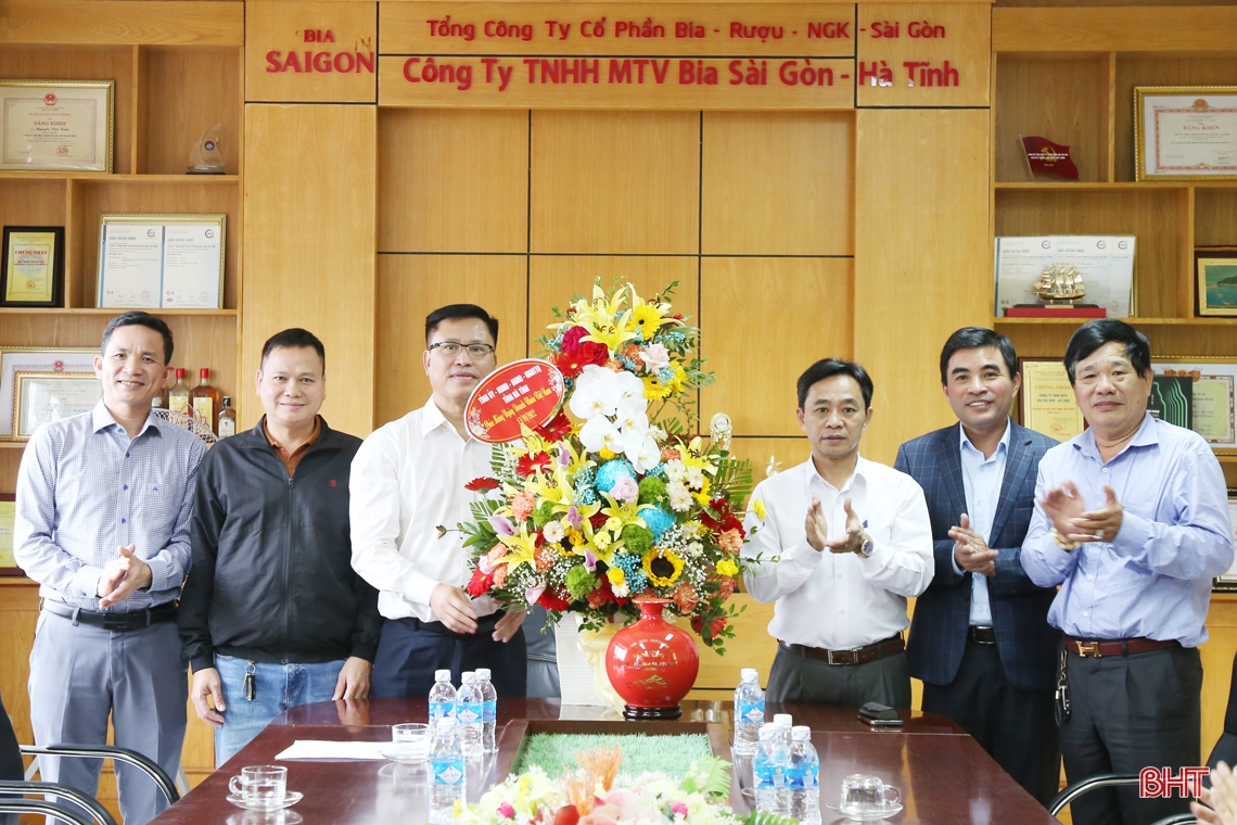 Thường trực Tỉnh ủy Hà Tĩnh chúc mừng các doanh nghiệp, doanh nhân