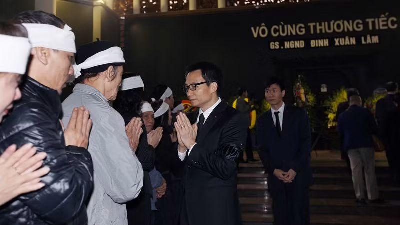 Phó Thủ tướng Vũ Đức Đam chia buồn cùng gia quyến GS Đinh Xuân Lâm. sang 30 tet roi nuoc mat tien dua gs dinh xuan lam