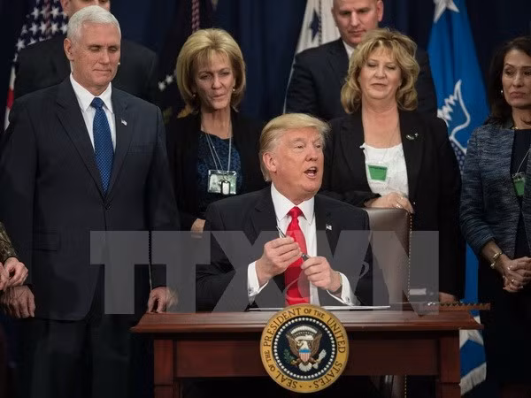 ong trump dau tu 8 ty usd xay buc tuong bien gioi voi mexico