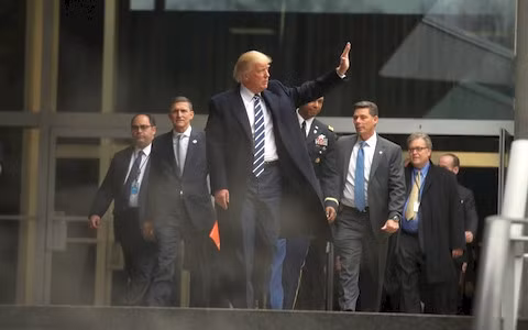 Tổng thống Mỹ Donald Trump tại trụ sở CIA ở Langley Virginia. Ảnh: Reuters tham cia dau tien tong thong my trump muon khep lai thu han