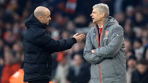 wenger bi cam chi dao 4 tran vang mat o dai chien voi chelsea