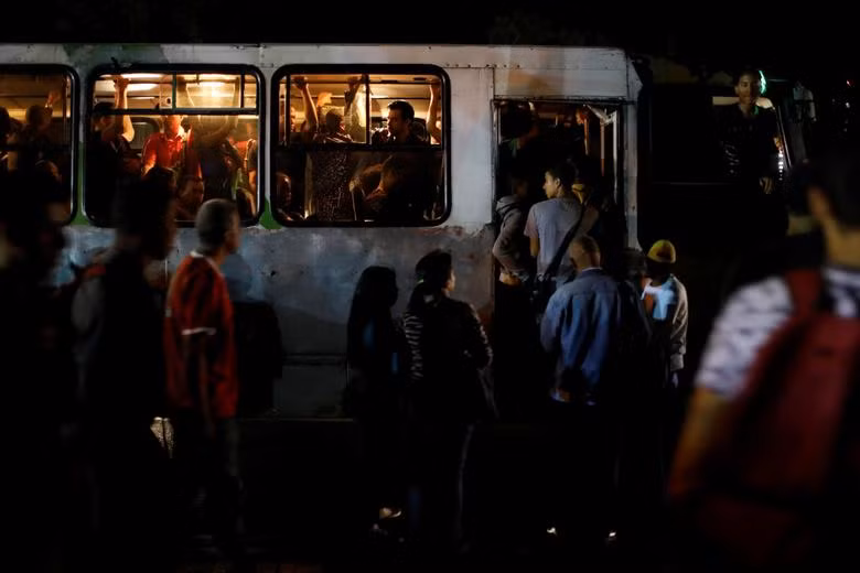 Venezuela chìm trong bóng tối khi có đến 15 trên 23 bang bị mất điện