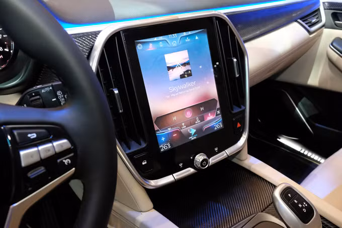 VinFast Lux V8 - SUV hiệu suất cao thương hiệu Việt