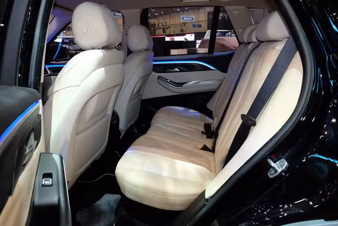 VinFast Lux V8 - SUV hiệu suất cao thương hiệu Việt