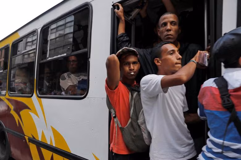 Venezuela chìm trong bóng tối khi có đến 15 trên 23 bang bị mất điện