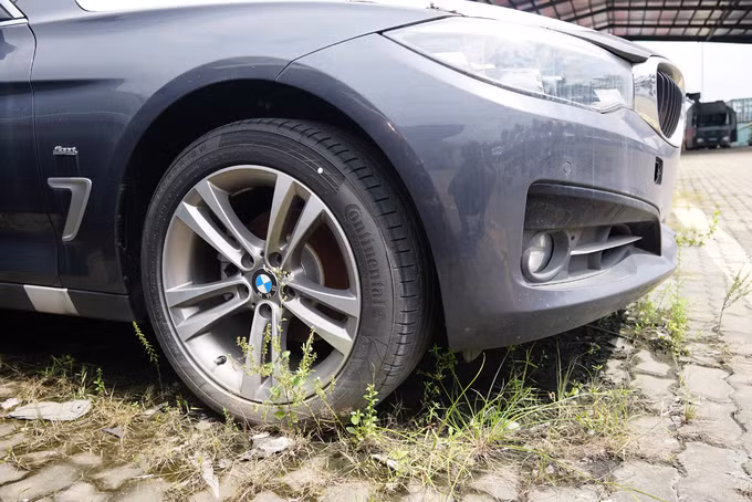 Dàn xe BMW hơn 3 triệu USD xuống cấp sau 2 năm phơi nắng Sài Gòn