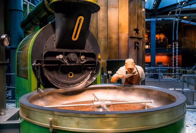 Bên trong cửa hàng Starbucks đầu tiên mở cửa tại Italy