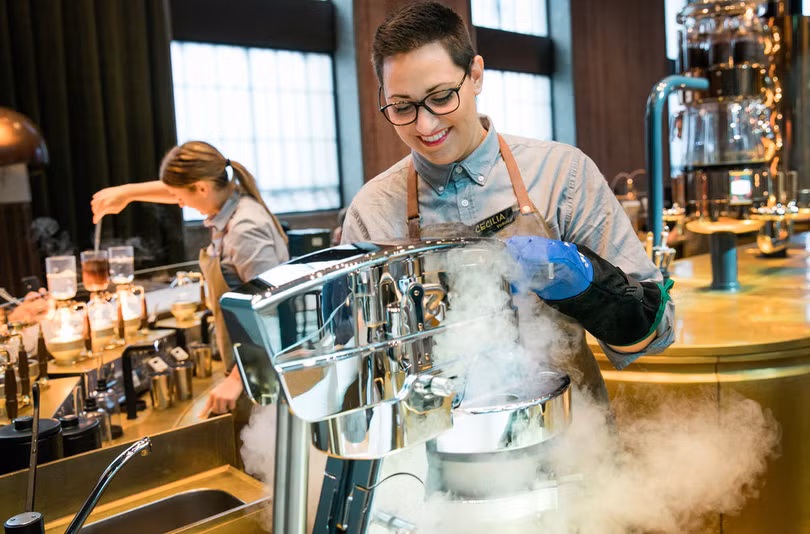 Bên trong cửa hàng Starbucks đầu tiên mở cửa tại Italy