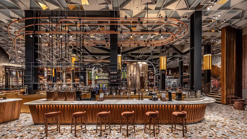 Bên trong cửa hàng Starbucks đầu tiên mở cửa tại Italy
