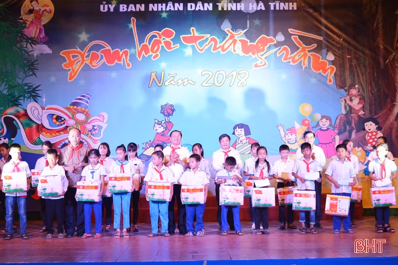 Lãnh đạo tỉnh Hà Tĩnh tặng quà cho trẻ em nhân dịp Tết Trung thu