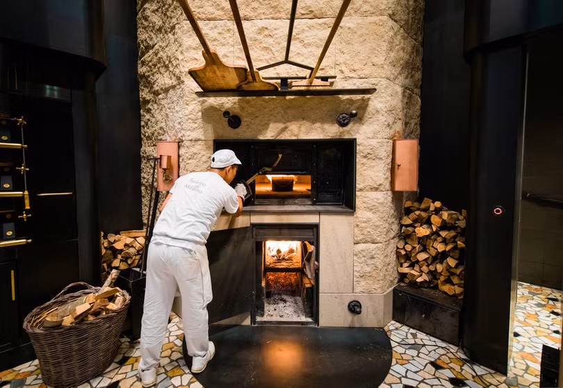 Bên trong cửa hàng Starbucks đầu tiên mở cửa tại Italy