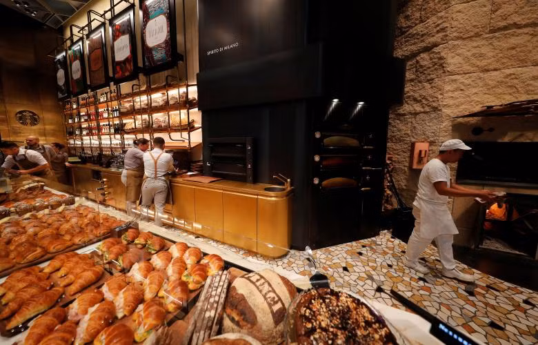 Bên trong cửa hàng Starbucks đầu tiên mở cửa tại Italy