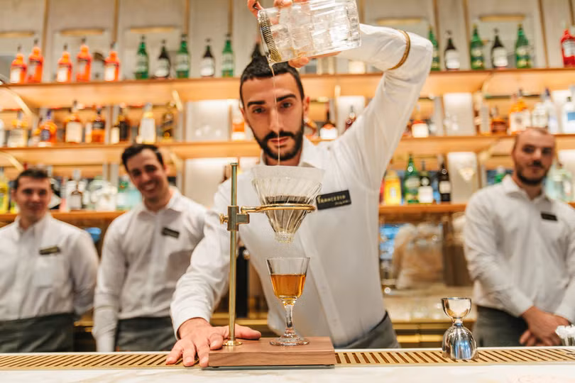 Bên trong cửa hàng Starbucks đầu tiên mở cửa tại Italy