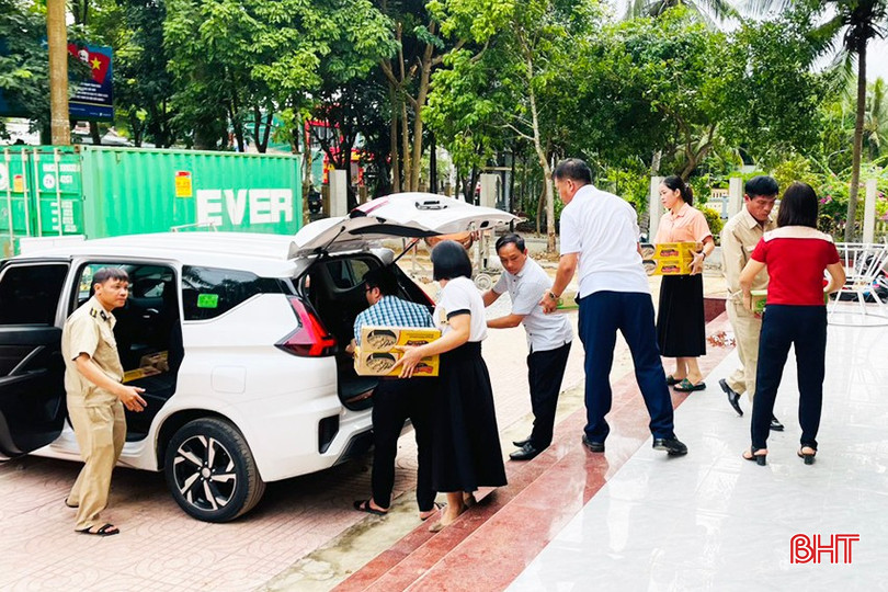 Hàng cứu trợ tại TP Hà Tĩnh sẵn sàng lên đường đến với đồng bào các tỉnh miền Bắc.
