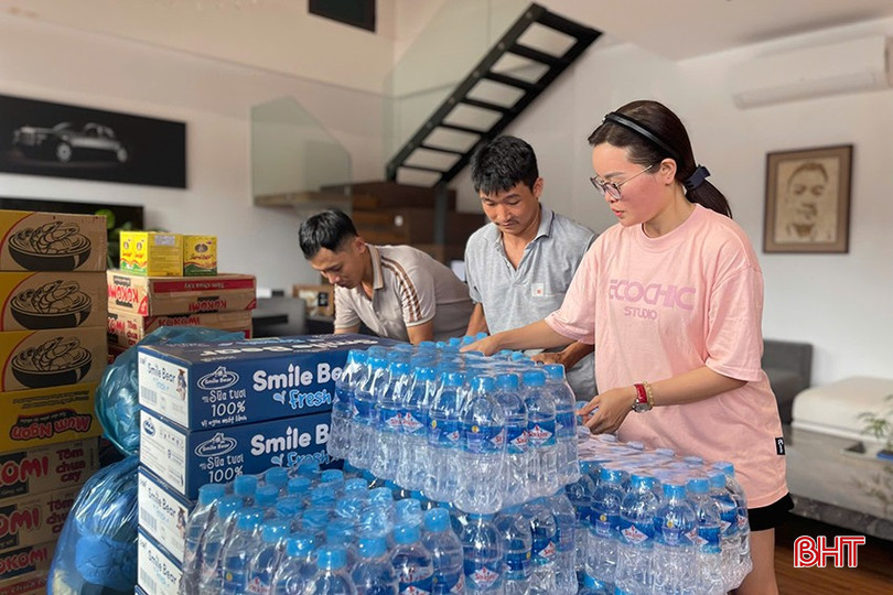 Số lượng lớn nước đóng chai đã được các cá nhân, tổ chức trên địa bàn TP Hà Tĩnh quyên góp để ủng hộ người dân các tỉnh phía Bắc.