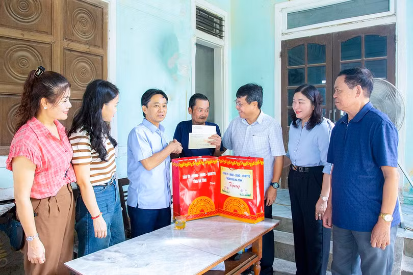 Tiếp đó, đoàn đã đến thăm hỏi, động viên ông Võ Tá Vinh (SN 1951, TDP 6, phường Nguyễn Du) là bệnh binh 2/3. Tuy tuổi cao, sức yếu, ông Vinh luôn gương mẫu, tích cực tham gia phong trào hiến đất mở đường, chỉnh trang đô thị tại địa phương.