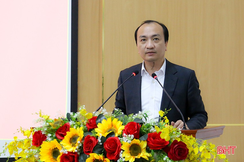 Phó Chủ tịch UBND thành phố Nguyễn Duy Đức trình bày dự thảo tờ trình về thành lập, tổ chức lại các cơ quan chuyên môn thuộc UBND thành phố.