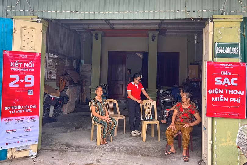Viettel Hà Tĩnh triển khai hàng loạt điểm sạc pin miễn phí cho bà con tại những khu vực mất điện.