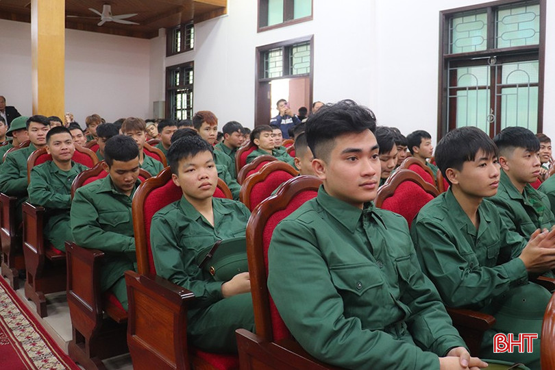 Các tân binh tham gia buổi giao lưu.