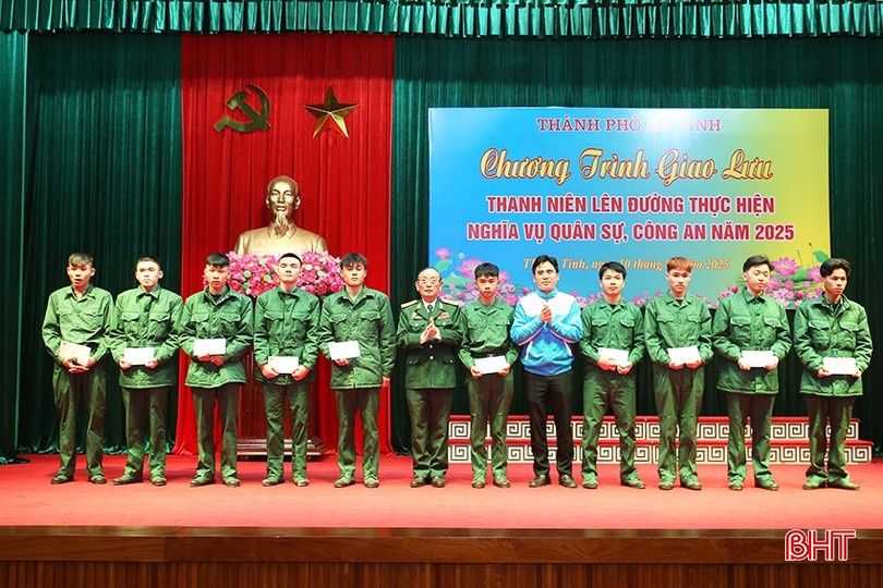 Hội Cựu Chiến binh và Thành đoàn Hà Tĩnh trao tặng 11 suất quà cho các tân binh có hoàn cảnh khó khăn.