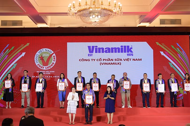 Ông Lê Hoàng Minh – Giám đốc điều hành Sản xuất kiêm Trưởng Dự án Net Zero Vinamilk – đón nhận danh hiệu HVNCLC 2024.