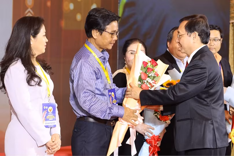 Đại diện Vinamilk nhận hoa vinh danh từ Bộ trưởng Khoa học và Công nghệ.