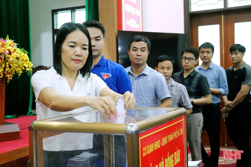 Cán bộ, viên chức và người lao động TP Hà Tĩnh ủng hộ đồng bào các tỉnh phía Bắc bị thiệt hại do bão số 3.
