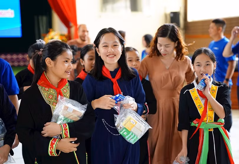nhan-nhung-phan-qua-gom-sua-tuoi-sua-dac-cua-vinamilk-va-banh-mi-cac-em-deu-hon-ho-vui-thich-vi-da-co-the-kip-don-trung-thu-sau-nhung-ngay-bao-lu.jpg