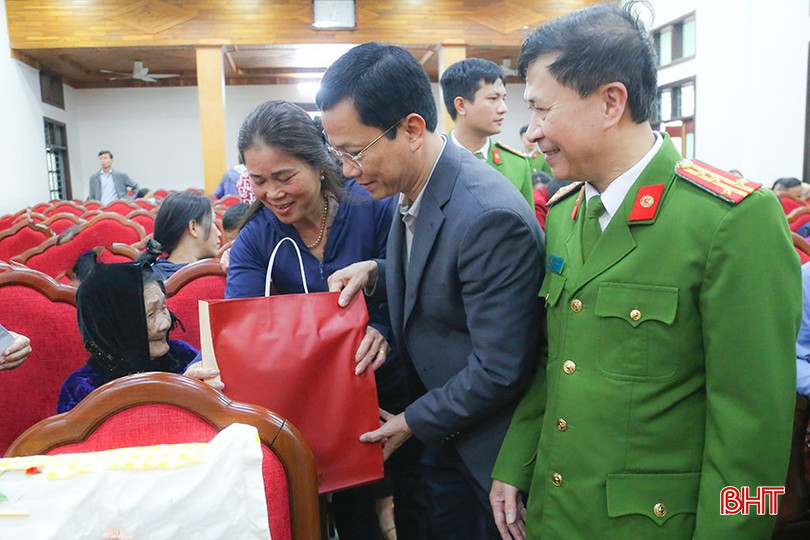 Phó Giám đốc Công an tỉnh Hà Tĩnh Đặng Hoài Sơn, Chủ tịch UBND TP Hà Tĩnh trao phần quà cho các mẹ liệt sỹ.