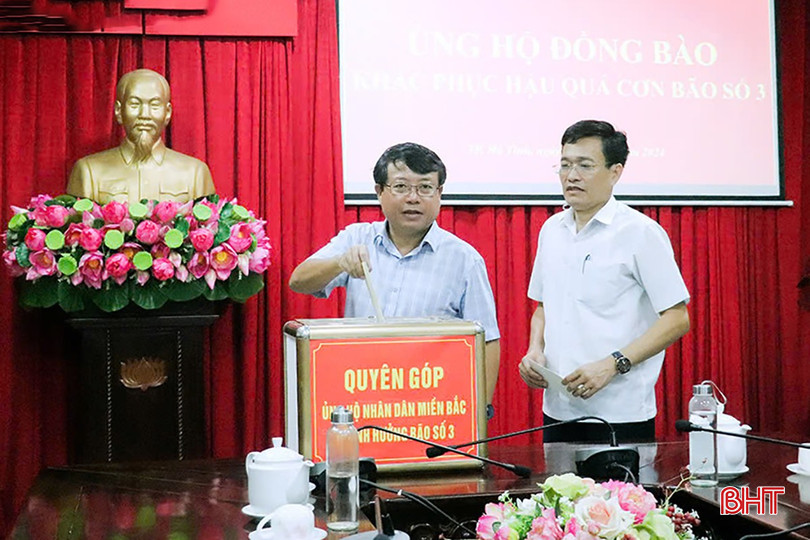 Các đồng chí trong Thường trực Thành ủy Hà Tĩnh quyên góp, ủng hộ đồng bào chịu thiệt hại sau bão số 3.